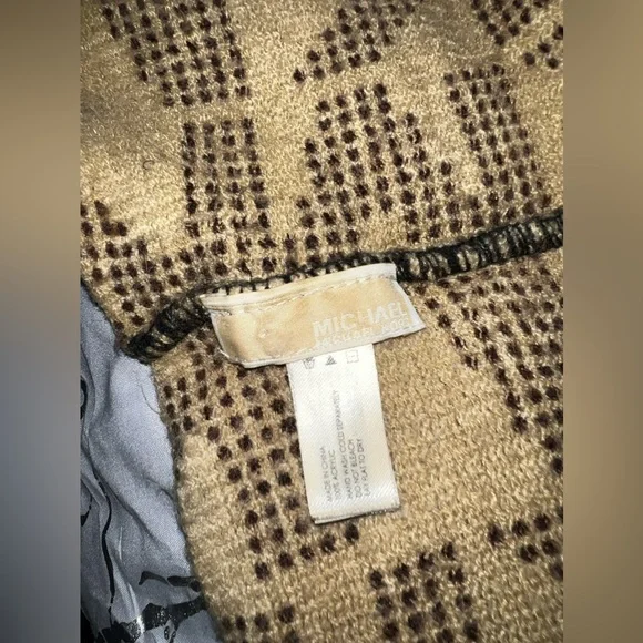 Micheal Kors MK Logo Infinity Scarf - Picture 5 of 5